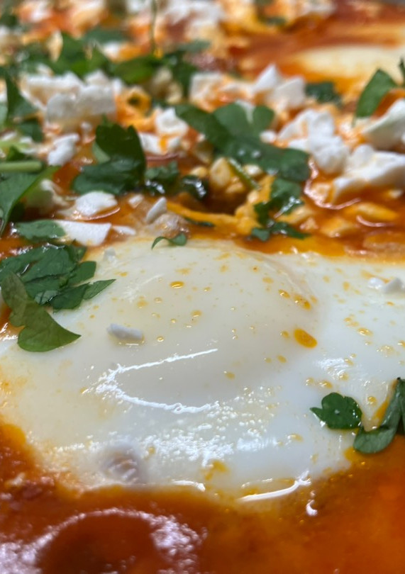 Una foto de Shakshuka con berenjenas y feta (שקשוקה / شكشوكة)
