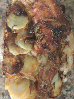 Una foto de Paleta de cordero lechal al horno