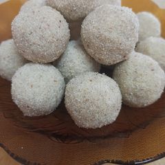 A picture of Rava Ladoo.