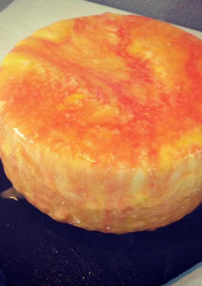 Una foto de Tarta helada de chocolate blanco, mango  y piña