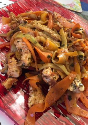 Una foto de Pollo con verduras al wok 🥘