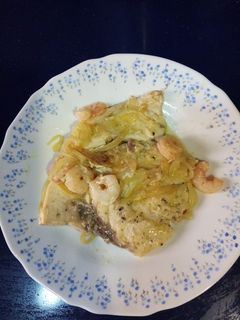 Una foto de Emperador encebollado con gambas