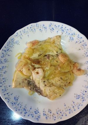 Foto principal de Emperador encebollado con gambas