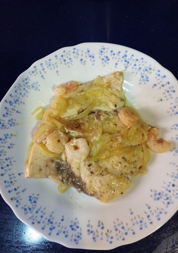 Una foto de Emperador encebollado con gambas