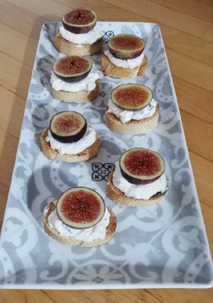 Foto di Crostini abbrustoliti con fichi e ricotta fatta in casa, ricetta del riciclo 🌷