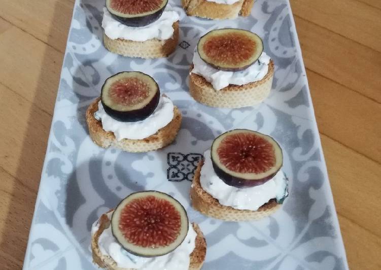 Recetta di Fatto in casa Crostini abbrustoliti con fichi e ricotta fatta in casa 🌷