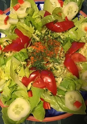 Une photo de Salade composée scarole tomates concombre carottes et céleri rave