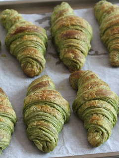 Una foto de Croissants de matcha