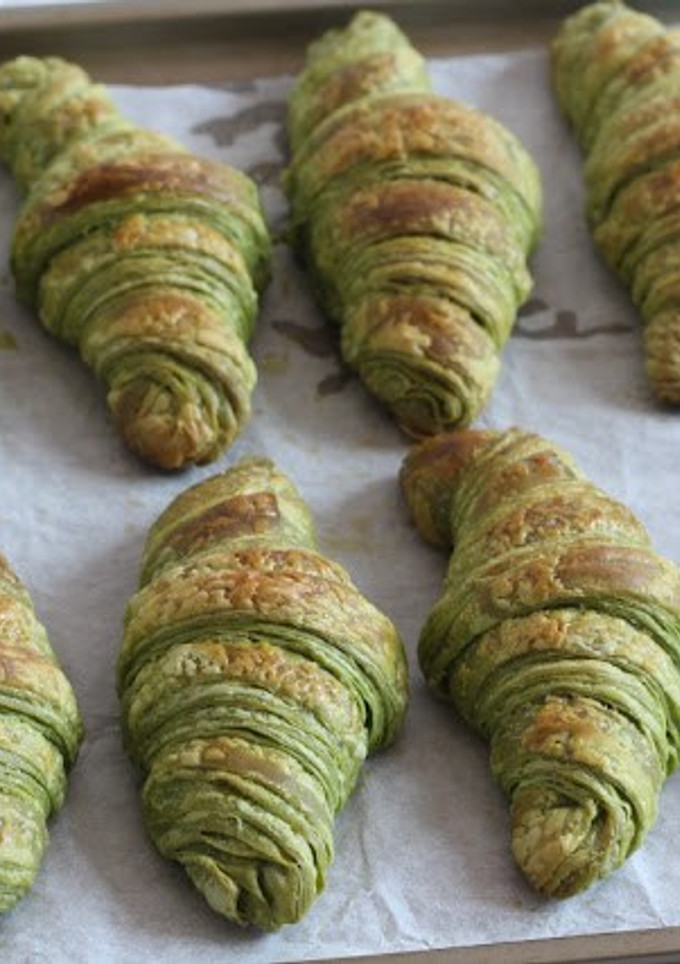 Una foto de Croissants de matcha