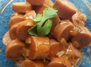 Una foto de Salchichas con crema y chipotle