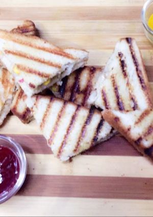 A picture of Cheese corn sandwich.