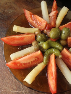 Una foto de Ensalada de tomate y espárragos