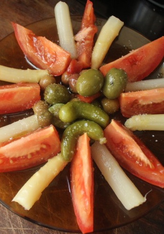Una foto de Ensalada de tomate y espárragos