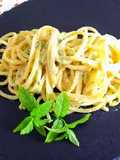 Trighetti al pesto pantesco di zucchine e stracciatella