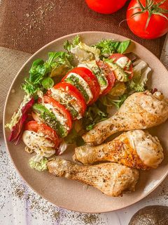 Una foto de Muslos de pollo en Airfryer con ensalada