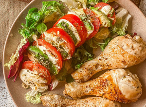 Foto principal de Muslos de pollo en Airfryer con ensalada