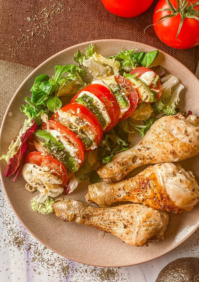 Una foto de Muslos de pollo en Airfryer con ensalada