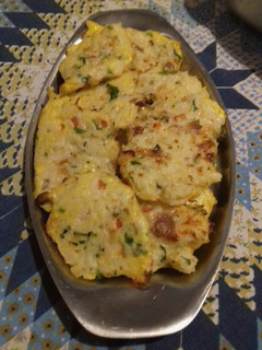 Una foto de Tortitas de arroz con salchichas