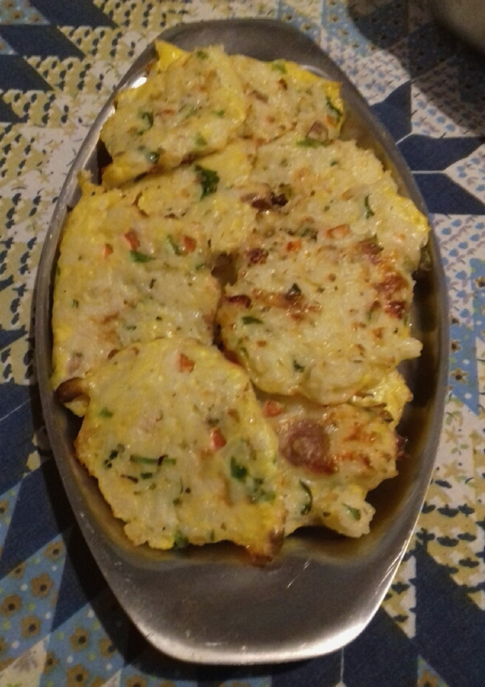 Una foto de Tortitas de arroz con salchichas