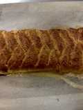 Trenza de hojaldre rellena de queso crema, jamón de york y cheddar