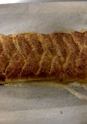 Una foto de Trenza de hojaldre rellena de queso crema, jamón de york y cheddar