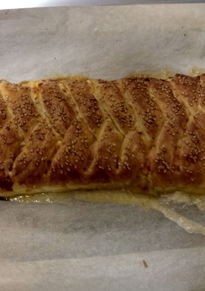 Una foto de Trenza de hojaldre rellena de queso crema, jamón de york y cheddar
