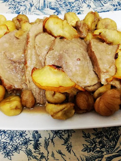 Una foto de Carne de cerdo con castañas en salsa de manzana
