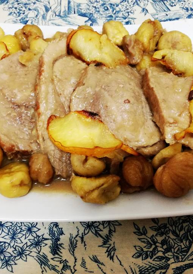 Una foto de Carne de cerdo con castañas en salsa de manzana