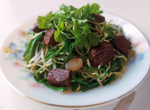 Hình của món Huyết HEO xào giá hẹ.