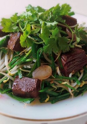 Hình của món Huyết HEO xào giá hẹ.
