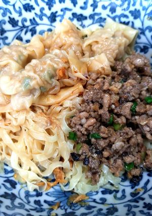 รูปของ บะหมี่เกี๊ยวราดซอสหมูสับหนําเลี๊ยบ