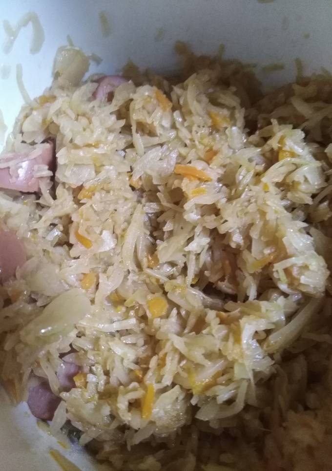 Тушена капуста з сосисками
