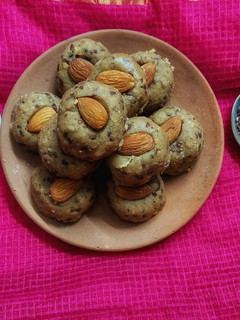 अलसी की पिन्नी (alsi ki pinni recipe in Hindi) रेसिपी मुख्य फोटो