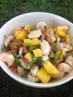 Una foto de Camarones con pico de gallo de mango