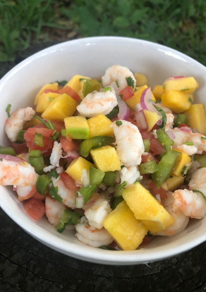 Una foto de Camarones con pico de gallo de mango