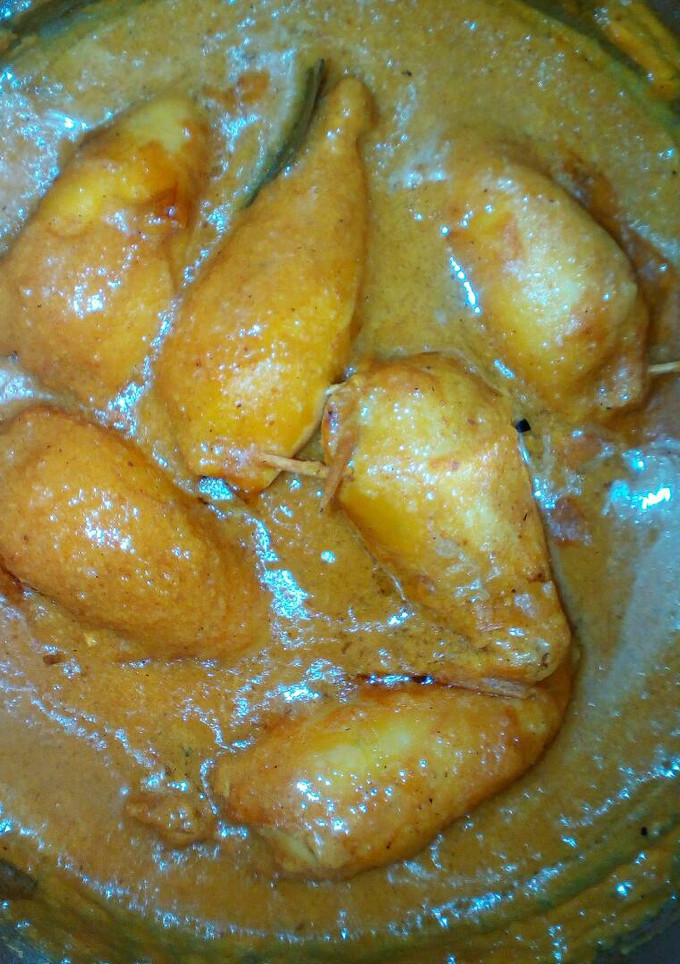 Una foto de Calamares rellenos en salsa