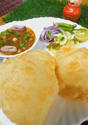 छोले विद इंस्टेंट भटूरे (chole with instant bhature recipe in Hindi) रेसिपी मुख्य फोटो