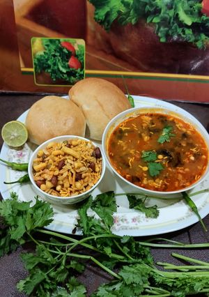 પુના મિસળ (Puna Misal Recipe In Gujarati) રેસીપી મુખ્ય ફોટો