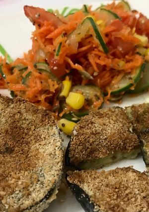 Una foto de Berenjena con ensalada de zanahoria y zucchini (VEGETARIANO) 🍆🥕🥒