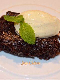 Una foto de Pastelito de chocolate vegano con helado de plátano natural