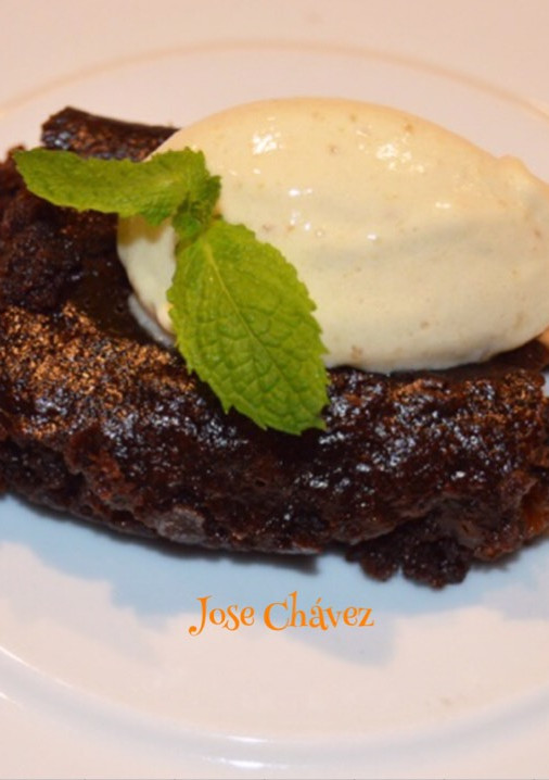 Una foto de Pastelito de chocolate vegano con helado de plátano natural