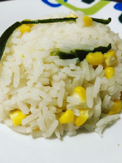 Una foto de Arroz blanco con elote y chile poblano