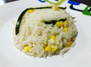 Una foto de Arroz blanco con elote y chile poblano