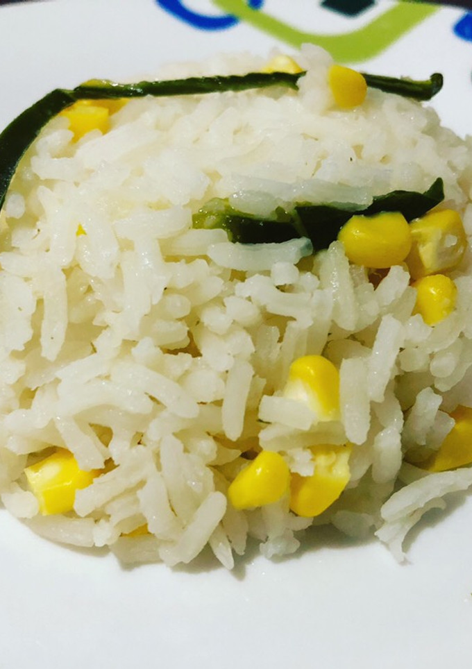 Una foto de Arroz blanco con elote y chile poblano