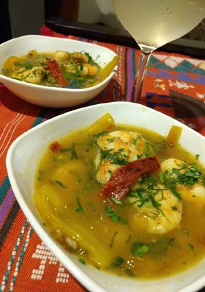 Una foto de Langostinos en su caldo y paprika