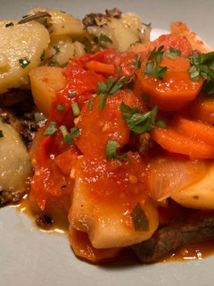 Una foto de Bifes a la portuguesa con patatas provenzales