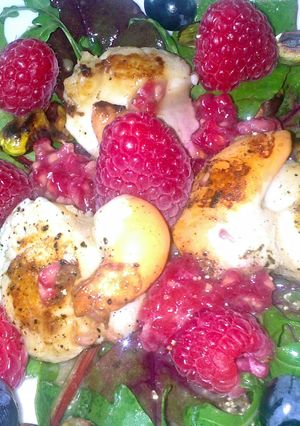 A picture of Sig's scallops and rasberry vinaigrette salad.