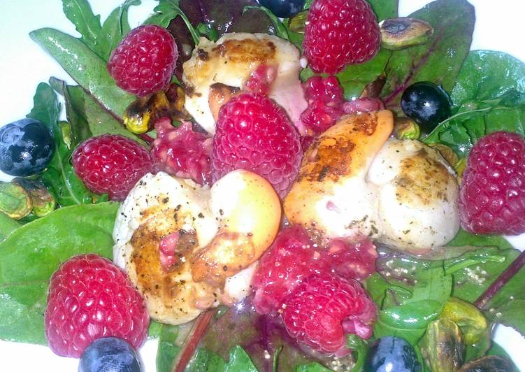 Recipe of Favorite Sig’s scallops and rasberry vinaigrette salad