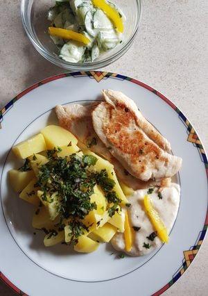 O poză a rețetei Grill din piept pui cu cartofi natur și sos de iaurt.