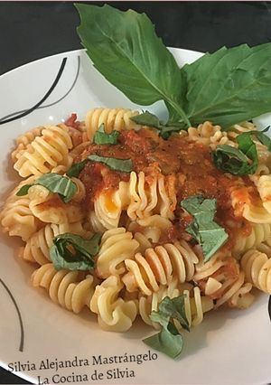 Una foto de Radiatori pomodoro e basilico